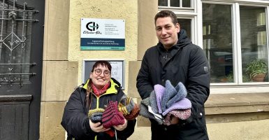 Übergabe warmer Strickspenden an die Schuppachburg